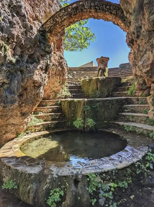 Fuente histórica de Riópar Viejo bajo un arco de piedra